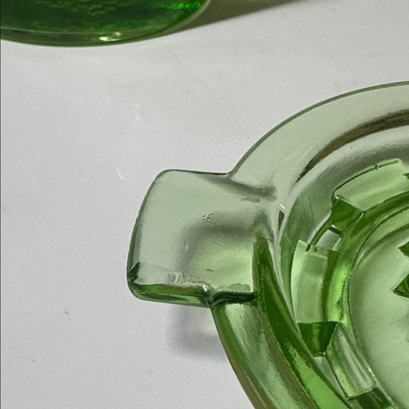 D & B Uranium Glass Juicer with 4 cup Measuring Cup Depression Glass Vintage - Picture 8 of 11